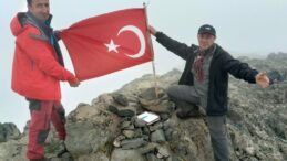 Trabzon Doğa-Tarih Derneği üyeleri 3082 metre yüksekliğindeki Deveboynu zirvesine Türk bayrağımızı dikti.