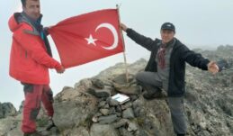 Trabzon Doğa-Tarih Derneği üyeleri 3082 metre yüksekliğindeki Deveboynu zirvesine Türk bayrağımızı dikti.