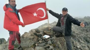 Trabzon Doğa-Tarih Derneği üyeleri 3082 metre yüksekliğindeki Deveboynu zirvesine Türk bayrağımızı dikti.