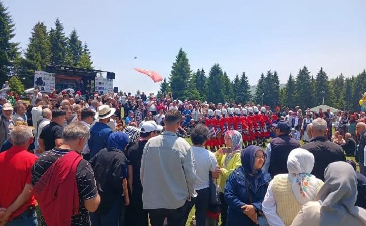 ÜÇÜNCÜOĞLU SÜLALESİNİN BİNLERCE ÜYESİ TRABZON YAYLALARINDA BULUŞTU