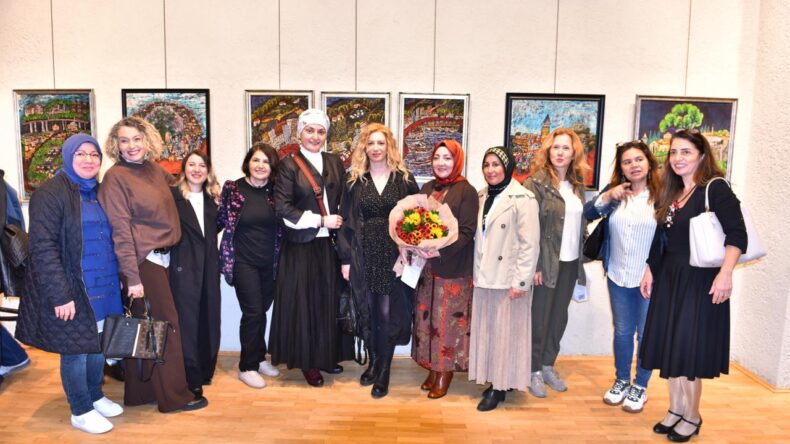 “Mum Kokusu” Sergisine Yoğun İlgi