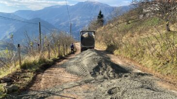 Yol yapım, bakım ve onarım çalışmaları aralıksız sürüyor.